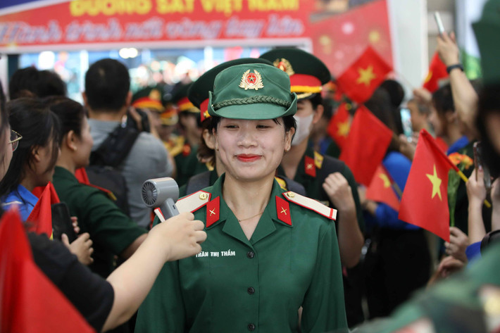 Các đoàn viên thanh niên chào đón cán bộ, chiến sĩ, tay cầm những chiếc quạt mini chạy pin hướng về các chiến sĩ, góp phần xua tan cái nắng hè oi ả của Hà Nội. Ảnh: Đình Vĩnh