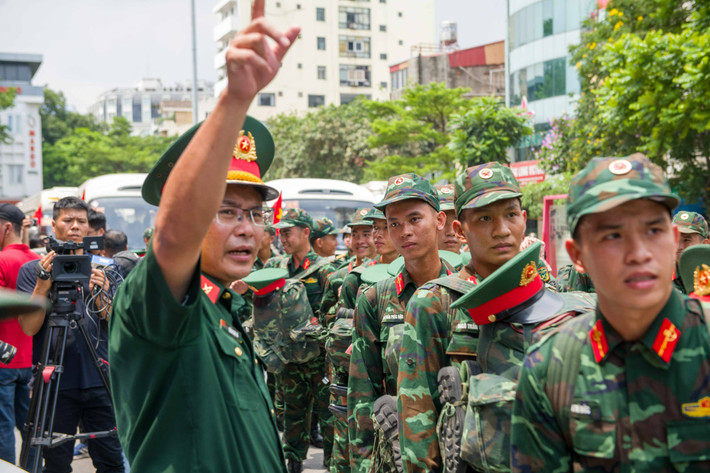 Các lực lượng thứ tự cơ động trong đội hình về các địa điểm tập kết đã quy định chuẩn bị cho những ngày luyện tập. Ảnh: Đình Vĩnh