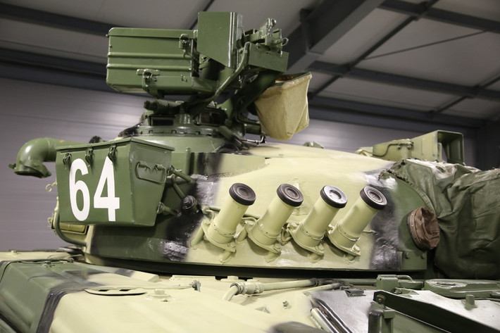 T-64 là xe tăng đầu tiên sử dụng giáp composite (giáp tổng hợp), hoàn toàn từ bỏ phương pháp bảo vệ truyền thống "tấm thép xếp chồng". Lớp giáp này được làm từ nhiều lớp thép, gốm, sợi thủy tinh và các vật liệu khác, dựa trên đặc tính của từng loại vật liệu, để bù trừ năng lượng của đầu đạn xuyên giáp.
