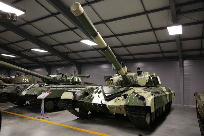 Dữ liệu thử nghiệm cho thấy khả năng bảo vệ phía trước của T-64 tương đương với 600mm giáp thép đồng nhất (RHA), vượt xa bất kỳ xe tăng NATO nào cùng thời. Các tên lửa chống tăng tiên tiến nhất của NATO lúc bấy giờ không thể xuyên thủng trực diện T-64, mà chỉ có thể tấn công sang hai bên hoặc phía sau để tìm cơ hội.
