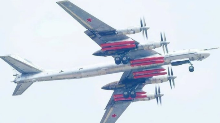 Tu-95MSM hiện có thể mang theo nhiều loại tên lửa dẫn đường chính xác hơn, trong đó có tên lửa hành trình Kh-101 và Kh-102 cũng như một số loại vũ khí có tầm bắn xa nhất trong kho vũ khí của Nga. Việc nâng cấp bao gồm thêm 4 giá treo dưới cánh cho 8 tên lửa, cũng như cải tiến khoang vũ khí chính để chứa được các tên lửa dài tới 7,5 mét.