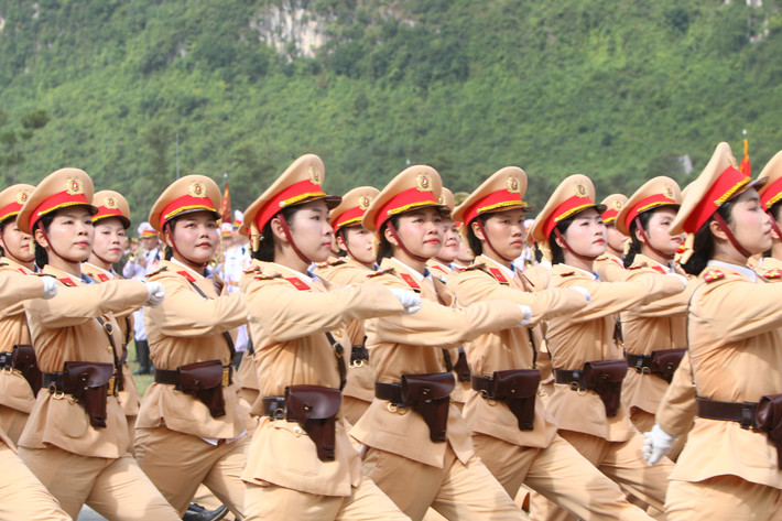 Khối Nữ Sĩ quan cảnh sát giao thông - đại diện lực lượng chức năng có nhiệm vụ bảo đảm an toàn giao thông cho nhân dân.