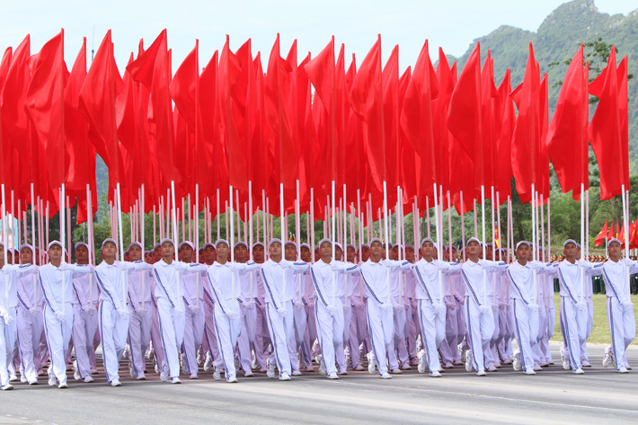 Khối Hồng kỳ tiến qua lễ đài.