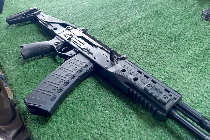 Ak-12k có chiều dài 810 mm, khi gấp báng súng là 570 mm. Trọng lượng không bao gồm hộp tiếp đạn và các thiết bị bổ sung là 3,4 kg