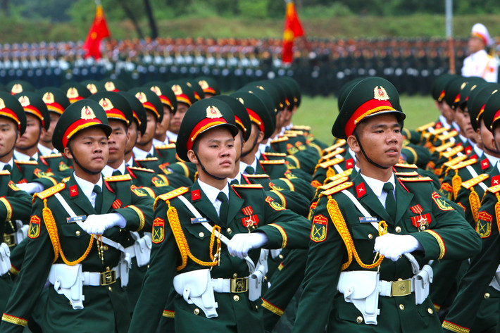 Ngoại thành Hà Nội mưa từ sáng sớm nhưng không vì thế mà ảnh hưởng đến buổi tổng hợp luyện. Các khối khi tiến qua lễ đài vẫn giữ đúng động tác cá nhân, đội hình hàng ngang, hàng dọc đã đều, đẹp, thống nhất.