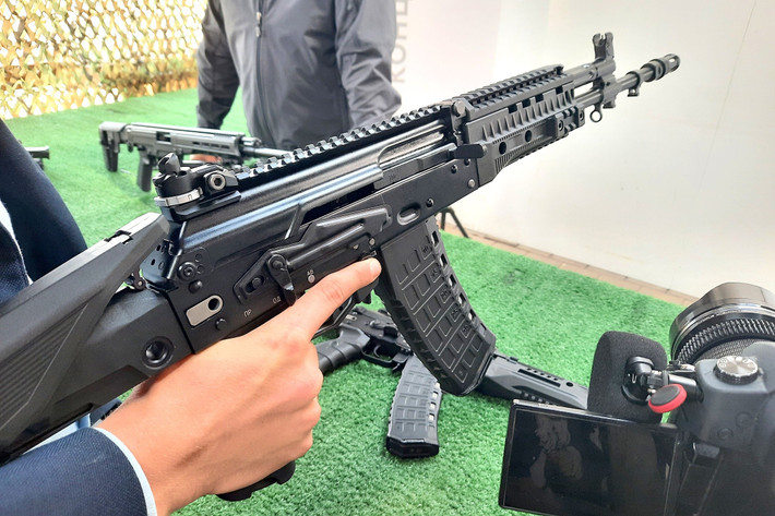 Với phiên bản AK-12K, chúng sử dụng cỡ đạn 5,45 mm dựa trên những góp ý từ lực lượng đổ bộ đường không Nga. Nòng súng ngắn hơn, giúp dễ sử dụng trong không gian chật hẹp - ví dụ như trên xe bọc thép hoặc tác chiến trong đô thị.