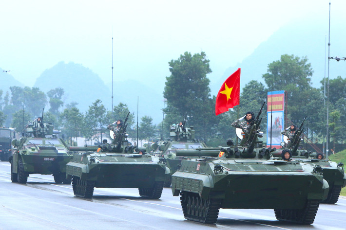 Trong khối cơ giới có có nhiều sản phẩm do nền công nghiệp quốc phòng Việt Nam nghiên cứu và chế tạo như: Tổ hợp tên lửa Trường Sơn, xe chiến đấu bộ binh XCB-01, máy bay không người lái (UAV), radar...