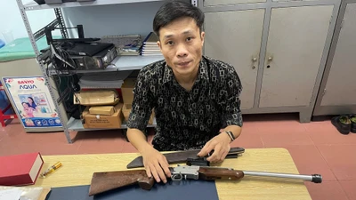 Công an thu súng, dao của đối tượng ăn không trả tiền còn đập quán
