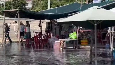 Bãi biển Nhơn Lý ở Quy Nhơn ô nhiễm nặng vì nước xả thải đen sì