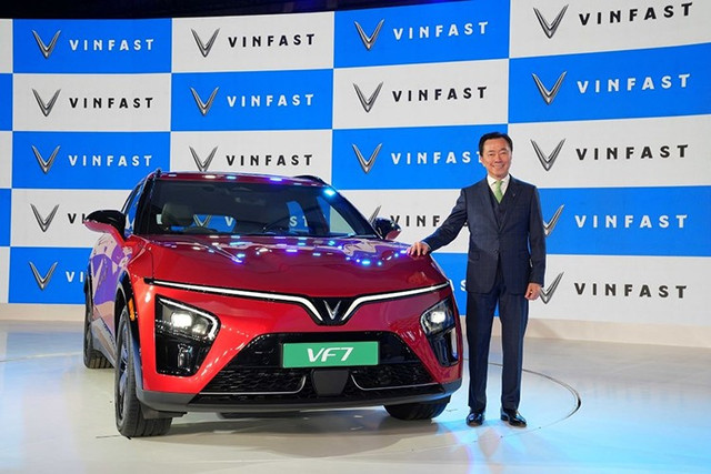 VF7 mang triết lý thiết kế “Vũ trụ Phi đối xứng”, hướng tới sự táo bạo ở ngoại thất và cao cấp ở nội thất. 2-2975.jpg