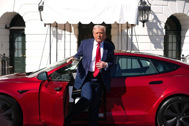 Mối quan hệ giữa ông chủ nhà trắng vừa CEO Tesla trở nên xấu đi từ khi Tổng thống Mỹ ủng hộ dự luật giảm thuế trị giá 4.500 tỷ USD mà Musk phản đối. 3-6183.jpg