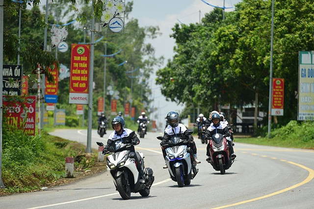 Ngay từ ánh nhìn đầu tiên, Yamaha NVX 2025 đã cho cảm giác đậm chất thể thao, một chiếc xe khiến bạn muốn lên đường ngay lập tức. 3-7992.jpg