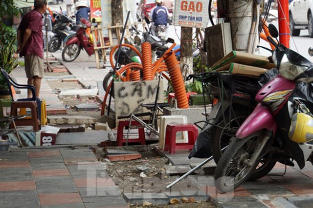 Công an phường Cầu Đất và lực lượng liên ngành kiểm tra, ghi nhận hiện trường vụ việc. 2-9941.jpg