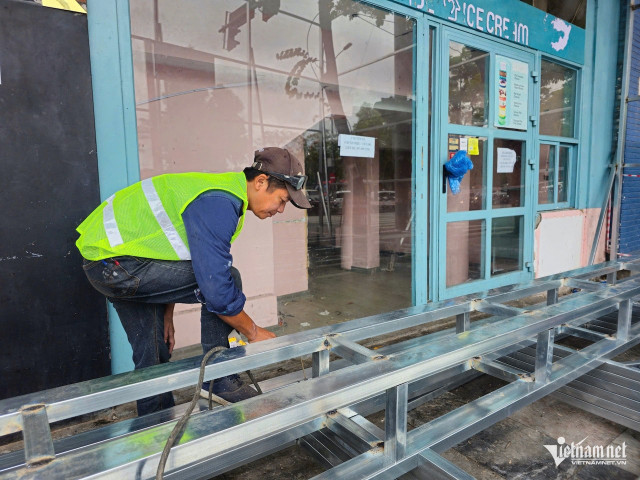 Nhân viên phá dỡ thực hiện nhiệm vụ. Ảnh: Ngọc Anh 2-3501.jpg