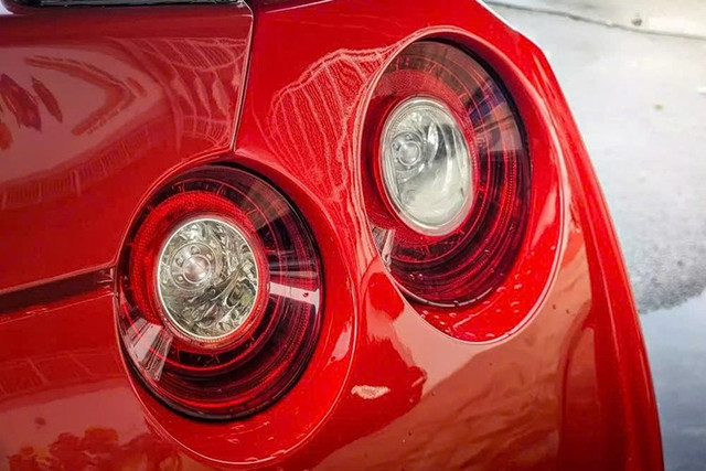 Nissan GT-R phiên bản R35 sử dụng hộp số ly hợp kép 6 tốc độ, tích hợp chức năng chuyển số bằng lẫy trên vô lăng cùng hệ truyền động 4 bánh toàn thời gian AWD. 5-5342.jpg