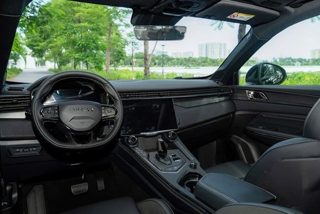 Dù có nền tảng kỹ thuật chung với Volvo, yếu tố mà hãng kỳ vọng sẽ tạo sức hút, tuy nhiên Lynk & Co vẫn chưa có thương hiệu và độ tin cậy tại Việt Nam. 1-3562.jpg