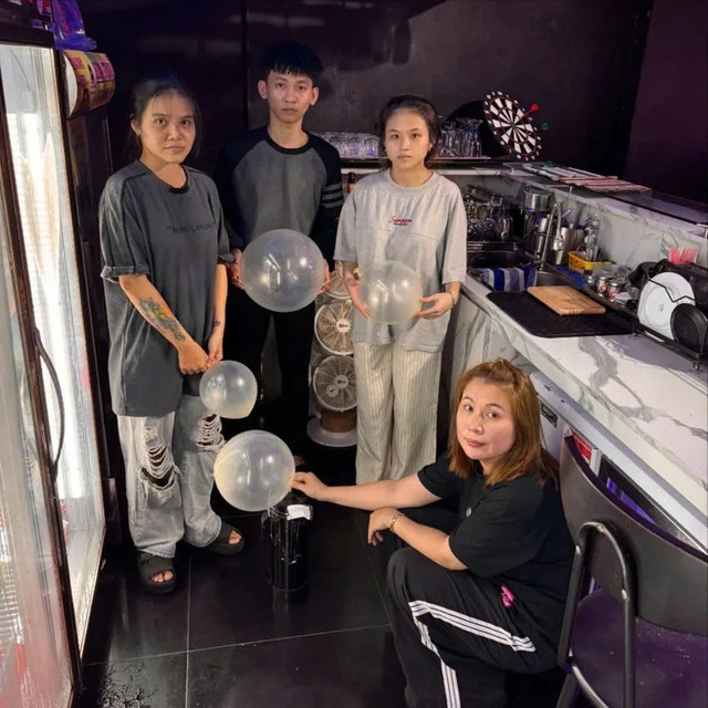Các nhân viên phục vụ bóng cười cho khách tại quán. Ảnh: CA 6-4633.jpg