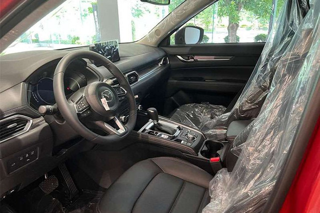 Trang bị nổi bật trên CX-5 tiêu chuẩn gồm: ghế bọc da, ghế lái chỉnh điện 10 hướng, cửa sổ chỉnh điện một chạm các vị trí, màn hình giải trí trung tâm 8 inch... 3-4233.jpg