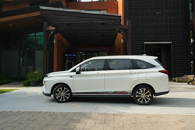 Phiên bản đặc biệt của Toyota Veloz Cross sở hữu dải decal đỏ - đen ở hai bên hông xe đi kèm dòng chữ “30th Anniversary". 5-8542.jpg