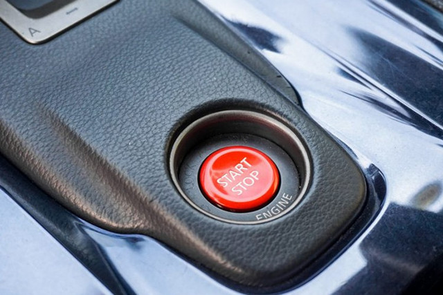 Siêu xe đường phố Nissan GT-R R35 được trang bị động cơ V6, dung tích 3,8 lít, tăng áp kép, "trái tim" này sản sinh công suất tối đa 480 mã lực tại vòng tua máy 6.400 vòng/phút và mô-men xoắn cực đại 588 Nm tại dải vòng tua máy 3.200 đến 5.200 vòng/phút. 8-3105.jpg