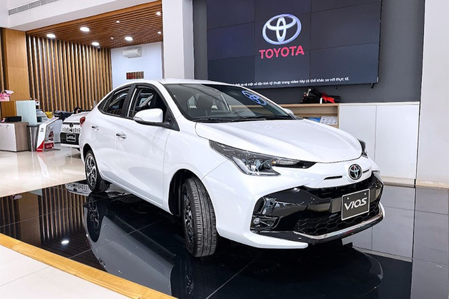 Toyota Vios hiện đang được một số đại lý khu vực Hà Nội giảm giá từ 43 - 50 triệu đồng, tùy từng phiên bản, xuống thấp nhất 413 triệu đồng. 1-3637.jpg