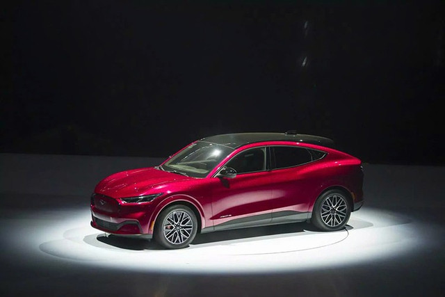 Ford Mustang Mach-E sở hữu gói an toàn toàn diện bao gồm kiểm soát hành trình thích ứng tích hợp Stop&Go, hệ thống căn giữa làn đường... 7-6713.jpg