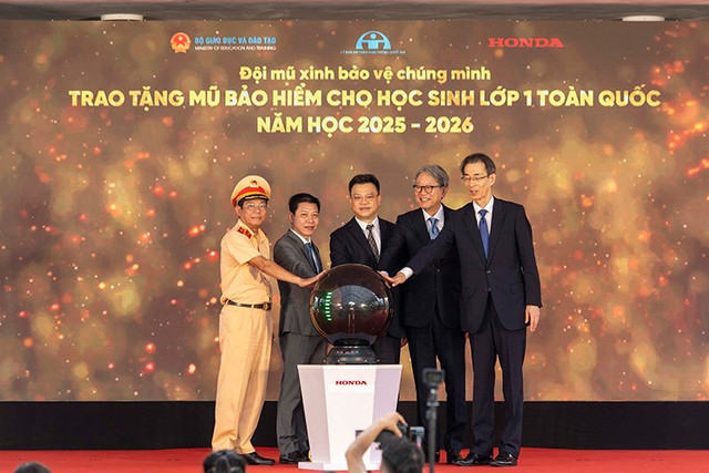 Honda Việt Nam tặng mũ bảo hiểm cho học sinh lớp 1 năm học 2025 – 2026. 1-9459.jpg