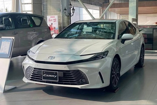 Toyota Camry VIN 2024 đang giảm tới hơn 100 triệu tại đại lý. 1-1604.jpg