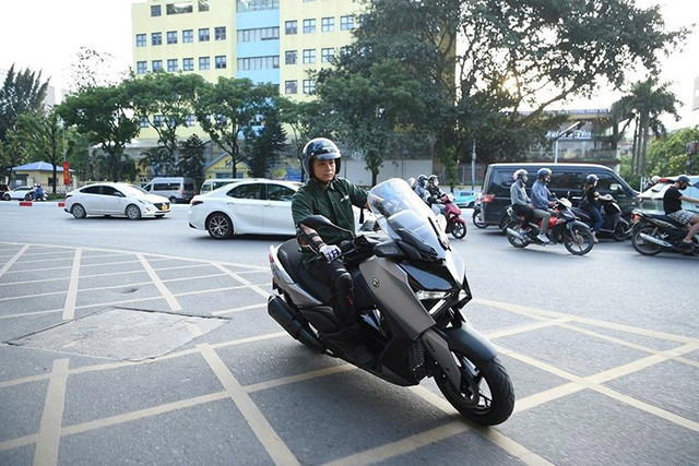 Dù mang vóc dáng bề thế của một mẫu maxi-scooter, Yamaha XMAX 300 lại được thiết kế đầy tinh tế để phù hợp với thể trạng người dùng châu Á, đặc biệt là tại Việt Nam. 3-6652.jpg