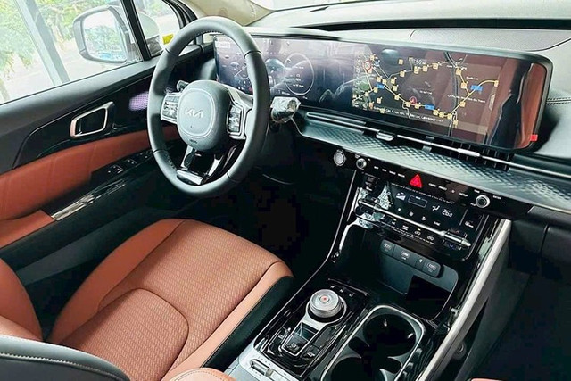 Như vậy, ngay cả khi đã được giảm giá mạnh tay, giá Kia Carnival máy xăng vẫn chỉ tương đương bản máy dầu cao nhất. 3.jpg