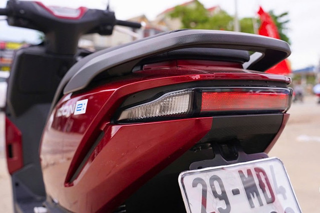 Pin xe máy điện Honda ECON e: có trọng lượng khoảng 10 kg, có thể xách tay và sạc bằng điện 220V dân dụng. Thời gian sạc đầy khoảng 7,5 giờ. 6-1795.jpg