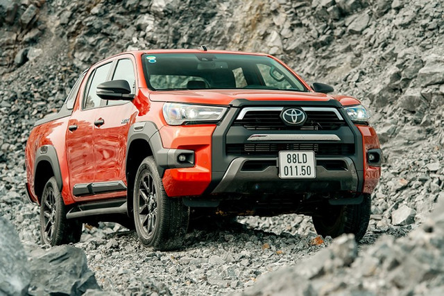 Toyota Hilux đứng thứ hai với 330 xe, giảm 60 chiếc. 3-4456.jpg