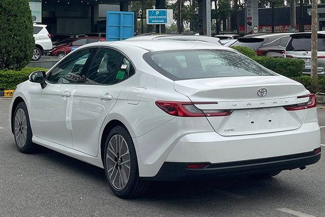 Camry 2.0Q sử dụng động cơ xăng 2.0L cho công suất 170 mã lực. Hai phiên bản hybrid (HEV) kết hợp động cơ xăng 2.5L với mô-tơ điện. 4.jpg