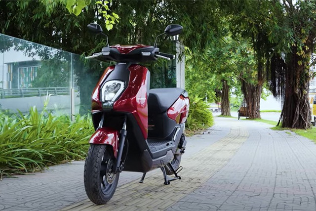 Honda ICON e: sở hữu kích thước tổng thể 1.796 x 680 x 1.085 mm, trọng lượng chỉ 89 kg – nhẹ hơn đáng kể so với các dòng xe tay ga phổ thông. 3-3621.jpg
