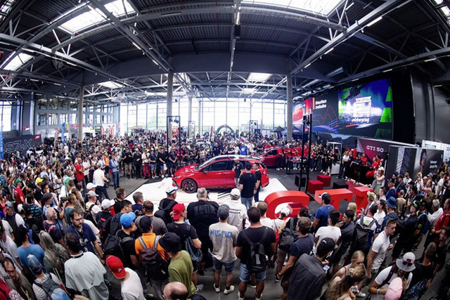 Mẫu xe Golf trưng bày trước người hâm mộ tại cuộc đua Nürburgring. Tại đây, mẫu Golf GTI Clubsport 24h đã chiến thắng ở hạng AT3. 4-8571.jpg