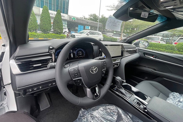 Toyota Camry vẫn có giá cao hơn nhiều so với đối thủ đồng hương là Mazda6, bản cao cấp nhất của Mazda6 có giá niêm yết chỉ 899 triệu đồng. 3.jpg