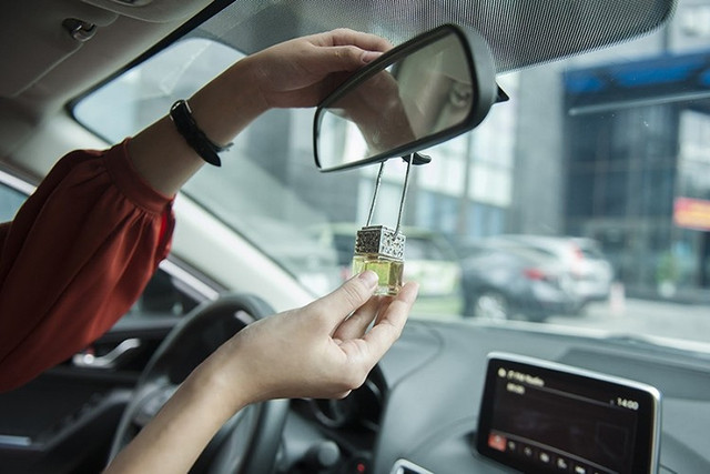 Biện pháp phòng chống cháy nổ hiệu quả trong mùa nắng nóng là loại bỏ những vật trang trí bằng thuỷ tinh, pha lê ra khỏi xe. 2.jpg