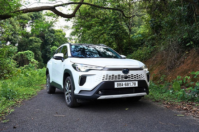 Toyota Corolla Cross 1.8 HEV - SUV hybrid tiết kiệm nhiên liệu, cùng nhiều công nghệ an toàn hiện đại. 1-900.jpg