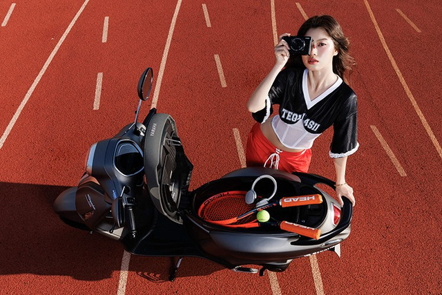 Cốp xe Yamaha Grande dung tích 27L có trang bị đèn LED tiện lợi. 1-7666.jpg