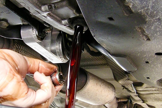 Dầu vi sai (dầu hộp số) là chất bôi trơn cần thiết để các bánh răng trong bộ vi sai hoạt động trơn tru. 7-5877.jpg