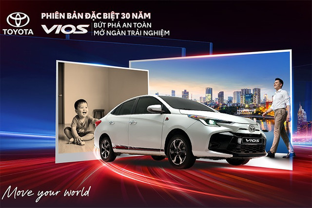 Điểm khác biệt ấn tượng nhất là Logo kỷ niệm 30 năm gắn nổi trên thân xe. 3-346.jpg