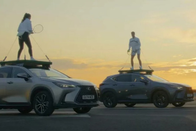 Bộ đôi đã xác lập hai kỷ lục Guinness thế giới đó là: “Cú rally tennis dài nhất trên hai chiếc ôtô đang chạy”. 2-1818.jpg