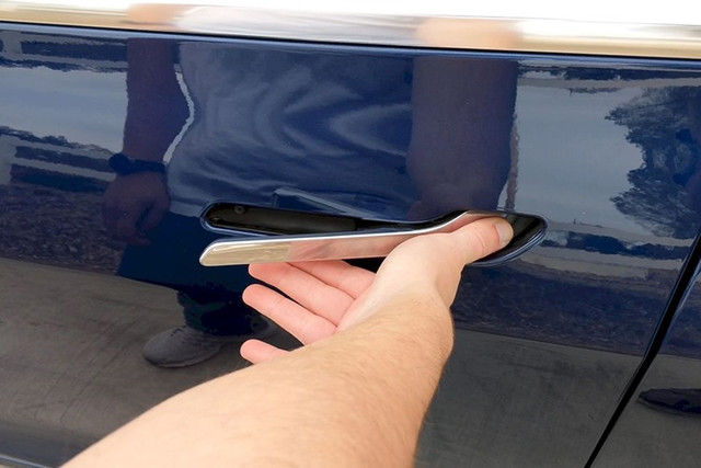Dù Tesla trang bị cơ chế mở cửa thủ công từ bên trong, trẻ em thường không thể vận hành, làm tăng nguy cơ mắc kẹt trong các tình huống khẩn cấp. 2-9793.jpg