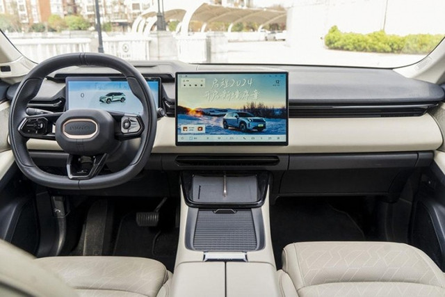 Một số nguồn tin cho biết, xe sẽ được trang bị hệ thống âm thanh 23 loa Harman Kardon, trang bị hiếm có trong phân khúc dưới 2 tỷ đồng. 3-4019.jpg