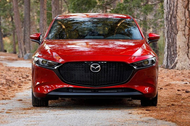 Mazda3 2025 mới đây đã bị kiện tại Mỹ vì tem xe quảng cáo sai hệ thống âm thanh 8 loa và radio HD, trong khi thực tế chỉ có 6 loa và radio thường. 1.jpg