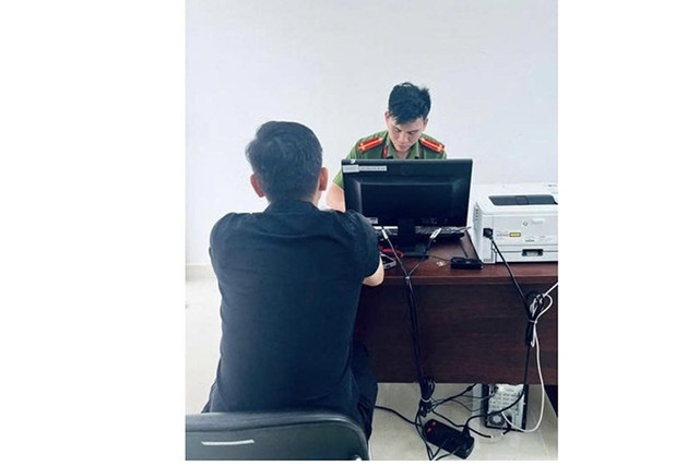 Công an phường Bình Long (tỉnh Đồng Nai) làm việc cùng ông H. 1-4618.jpg