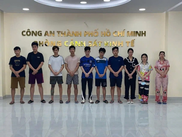 hiều người liên quan đến việc buôn bán khí cười tại cơ sở 90’s House, phường Bến Thành bị Công an TP HCM khởi tố. Ảnh: CA 1-3849.jpg