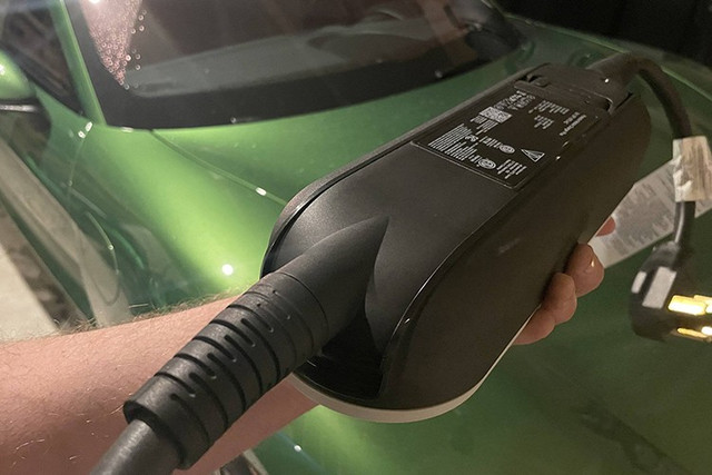Sạc ôtô điện Porsche bị người dùng tố sạc chậm gấp đôi quảng cáo. 2-7010.jpg