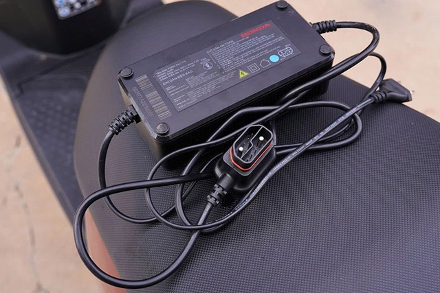 Thay vì bán pin cùng xe, Honda áp dụng mô hình cho thuê pin xe máy điện ICON e: thông qua hệ thống 132 cửa hàng HEAD toàn quốc. 4-8713.jpg