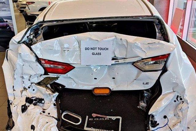 Hình ảnh chiếc Camry bị kẹp giữa hai xe tải có thể gây cảm giác thót tim, nhưng khoang cabin nguyên vẹn và tài xế an toàn. 3-2594.jpg